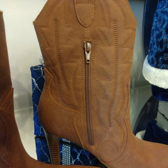 Brand New Women's Boots - Picture 2 of 3